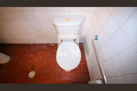 Banheiro de casa para alugar com 1 quarto, 70m² em Jardim Caguassu, São Paulo