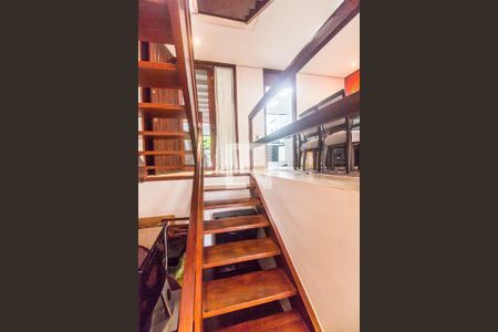 Escada de casa de condomínio à venda com 3 quartos, 176m² em Centro de Apoio I (alphaville), Santana de Parnaíba