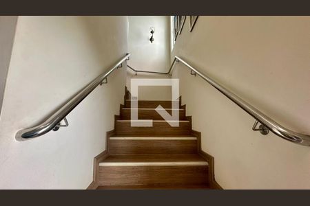 Escadas de casa para alugar com 5 quartos, 370m² em Buritis, Belo Horizonte