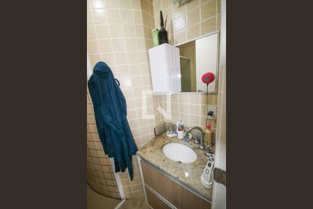 Banheiro da Suíte 1 de casa de condomínio para alugar com 2 quartos, 149m² em Nova Mirim, Praia Grande