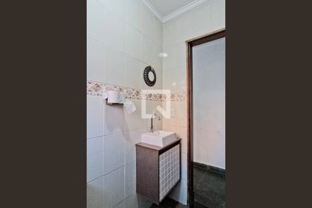 Lavabo de casa para alugar com 4 quartos, 243m² em Vila Zat, São Paulo