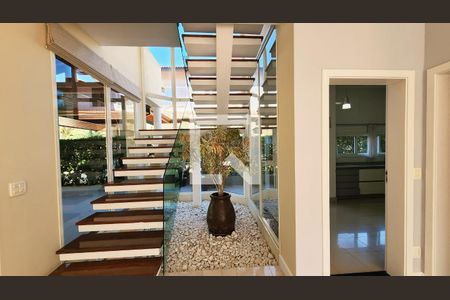 Escada de casa para alugar com 4 quartos, 490m² em Jardim das Samambaias, Jundiaí