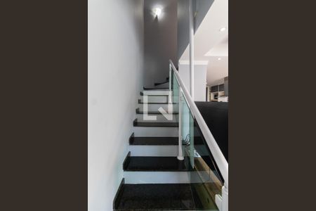 Escada de casa de condomínio para alugar com 2 quartos, 93m² em Vila Ré, São Paulo