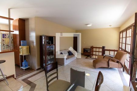 Sala de casa de condomínio à venda com 5 quartos, 350m² em Itacoatiara, Niterói