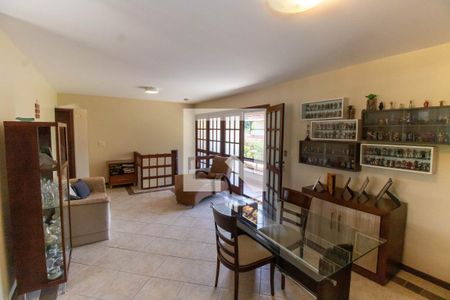 Sala de casa de condomínio à venda com 5 quartos, 350m² em Itacoatiara, Niterói