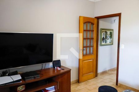 Sala de TV de casa para alugar com 3 quartos, 320m² em Piratininga, Osasco