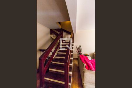 Escada de casa para alugar com 4 quartos, 171m² em Vila Sul Americana, Carapicuíba