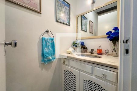 Lavabo de apartamento à venda com 4 quartos, 140m² em Laranjeiras, Rio de Janeiro