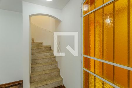 Escada de casa de condomínio para alugar com 2 quartos, 150m² em Vila Olímpia, São Paulo