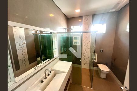 Banheiro da Suíte 2 de casa para alugar com 5 quartos, 1600m² em Jardim Karaíba, Uberlândia