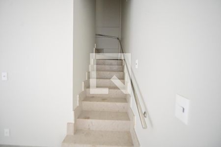 Escada de casa de condomínio para alugar com 3 quartos, 153m² em Vila Rosa, Goiânia