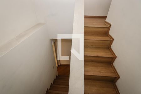 Escada de casa à venda com 5 quartos, 236m² em Chácara Agrindus, Taboão da Serra