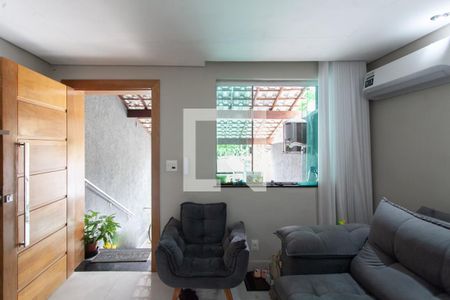 Sala de casa à venda com 3 quartos, 127m² em Conjunto Helena Antipoff, Belo Horizonte