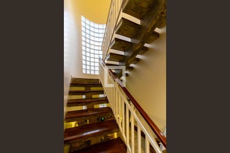 Escada de casa à venda com 3 quartos, 308m² em Vila Zamataro, Guarulhos