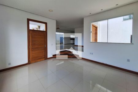 Sala de casa de condomínio à venda com 3 quartos, 360m² em Camboinhas, Niterói