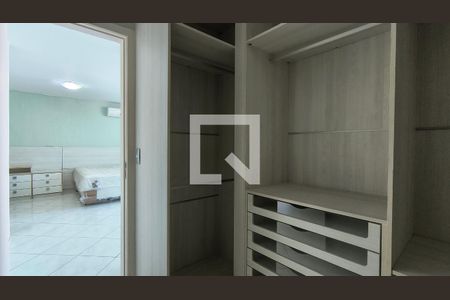 Closet da Suíte 1 de casa de condomínio para alugar com 3 quartos, 300m² em Vargem Pequena, Rio de Janeiro