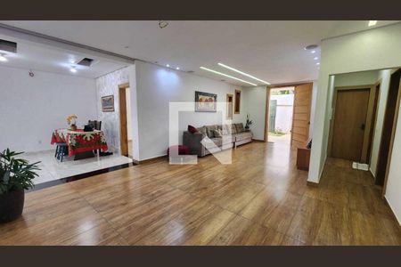 Sala de casa à venda com 4 quartos, 384m² em Santa Cruz Industrial, Contagem