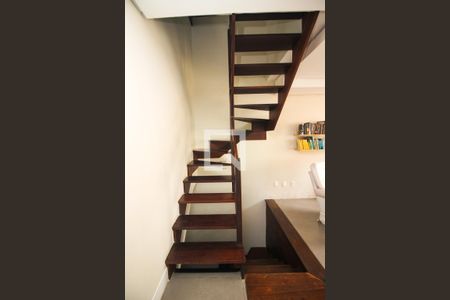 Escada de casa de condomínio à venda com 5 quartos, 235m² em Pedra Redonda, Porto Alegre