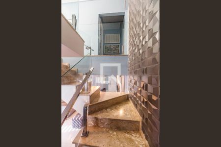 Escada de casa à venda com 4 quartos, 247m² em Residencial Seis (Alphaville), Santana de Parnaíba