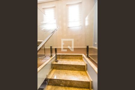 Escada de casa à venda com 4 quartos, 247m² em Residencial Seis (Alphaville), Santana de Parnaíba