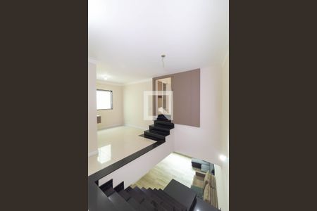 Escada de casa para alugar com 3 quartos, 220m² em Jardim Avelino, São Paulo