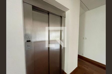 Elevador de casa de condomínio à venda com 6 quartos, 872m² em Jardim Everest, São Paulo