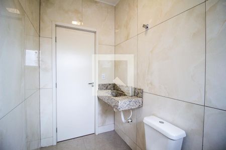 Banheiro da Suíte de casa de condomínio para alugar com 2 quartos, 80m² em Vila Nova Sorocaba, Sorocaba