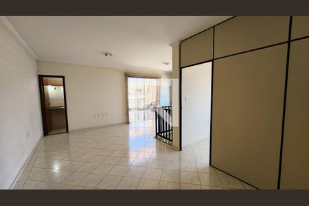 Sala de TV de casa à venda com 3 quartos, 237m² em Horto Florestal, Jundiaí