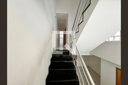 Escada de casa à venda com 3 quartos, 104m² em Jardim Rossin, São Paulo