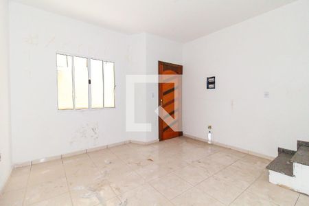 Sala de casa de condomínio para alugar com 2 quartos, 250m² em Jardim Itapemirim, São Paulo