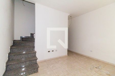 Sala de casa de condomínio para alugar com 2 quartos, 250m² em Jardim Itapemirim, São Paulo