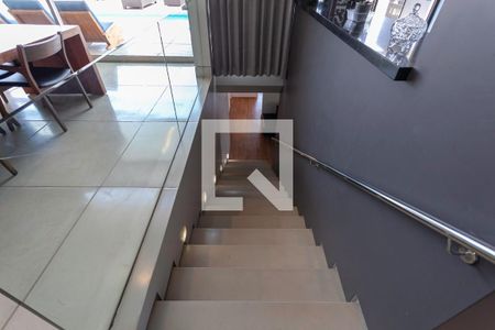 Escada de casa de condomínio à venda com 4 quartos, 520m² em Vila Alpina, Nova Lima