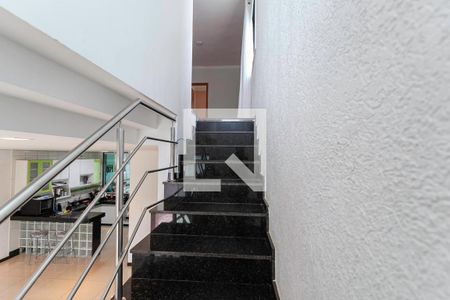 Escada de casa à venda com 4 quartos, 239m² em Colonial, Contagem