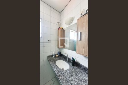 Banheiro de apartamento à venda com 2 quartos, 57m² em Vila Guararapes, Campinas