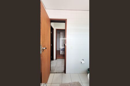 Banheiro de apartamento à venda com 2 quartos, 57m² em Vila Guararapes, Campinas