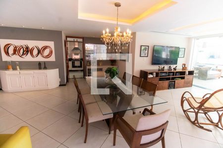 Sala de casa de condomínio à venda com 4 quartos, 400m² em Itacoatiara, Niterói