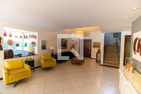 Sala de casa de condomínio à venda com 4 quartos, 400m² em Itacoatiara, Niterói