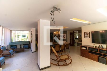 Sala de casa de condomínio à venda com 4 quartos, 400m² em Itacoatiara, Niterói