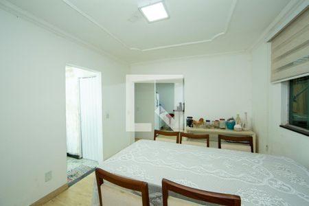 Sala de casa à venda com 3 quartos, 140m² em Califórnia, Belo Horizonte