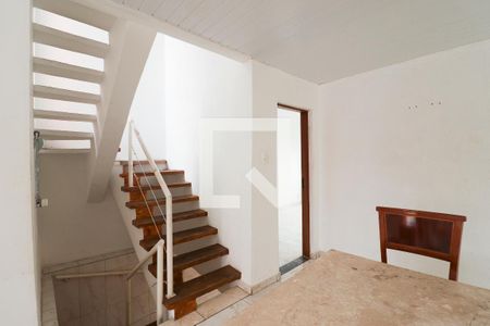 Escada de casa para alugar com 4 quartos, 350m² em Vila Carbone, São Paulo