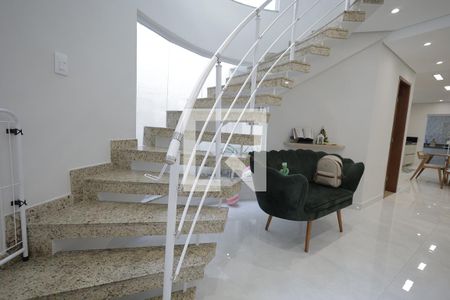 Escada de casa para alugar com 3 quartos, 270m² em Parque das Nações, Santo André