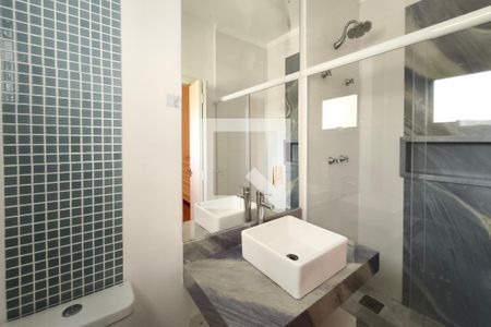 Banheiro Suíte de casa de condomínio para alugar com 6 quartos, 459m² em Swiss Park, Campinas