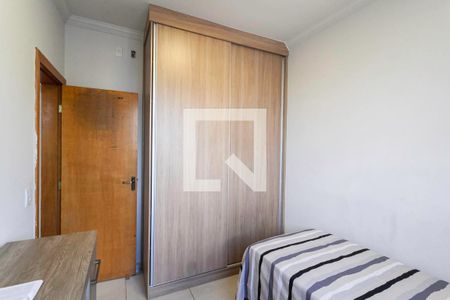 Quarto 2 de apartamento à venda com 2 quartos, 105m² em Cabral, Contagem