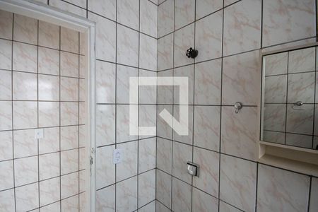 Banheiro de casa para alugar com 2 quartos, 55m² em Vila Sabrina, São Paulo