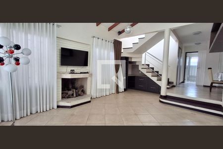 Sala de casa para alugar com 4 quartos, 290m² em Campeche Central, Florianópolis