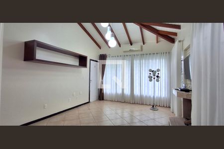 Sala de casa para alugar com 4 quartos, 290m² em Campeche Central, Florianópolis