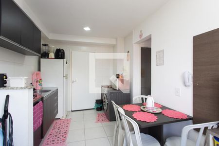 Sala / Cozinha de apartamento à venda com 2 quartos, 33m² em Vila Carmosina, São Paulo