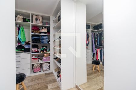 Closet de casa à venda com 3 quartos, 400m² em Parque dos Bancarios, São Paulo