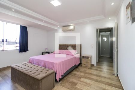 Suíte 1 de casa à venda com 3 quartos, 400m² em Parque dos Bancarios, São Paulo