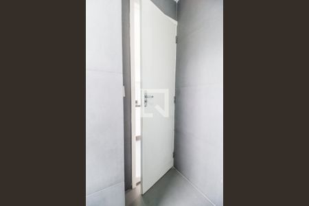 Banheiro de kitnet/studio para alugar com 1 quarto, 25m² em Jardim das Belezas, Carapicuíba
